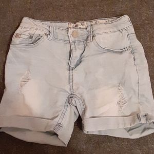 Light wash distressed short-shorts